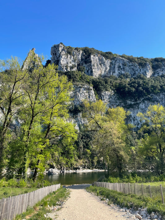 Paysage rafraîchissant du Sud Ardèche pour un séjour d'été