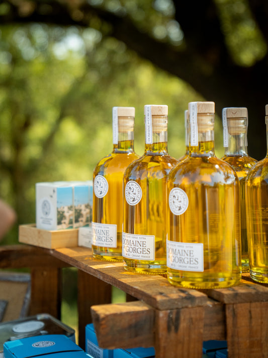 Bouteille d'huile d'olive bio du Domaine des Gorges, un beau souvenir gourmand à rapporter